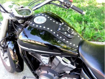 Kůže na nádrž pro Yamaha XVS1300 Midnight Star - černá vybíjená